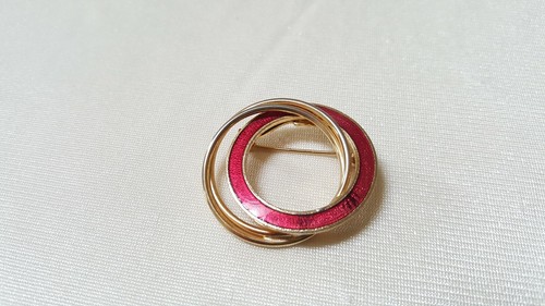 Double Circle Goldtone & Red Enamel Brooch Pin-Approx. 1-1/8" Diam Used Good - Imagen 2 de 6