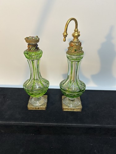 Botellas de perfume verde bohemio cortadas a transparentes, par con soportes de latón con joyas - Imagen 19 de 24