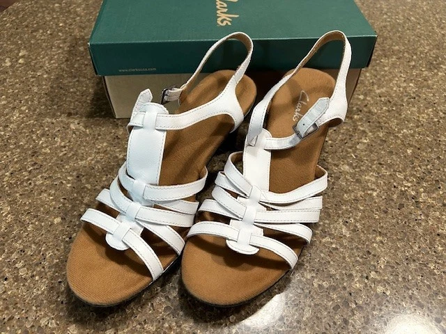 Sandali comodi Clarks 80768 pelle bianco cinturino punta aperta tacco 2” misura 8M usati in ottime condizioni