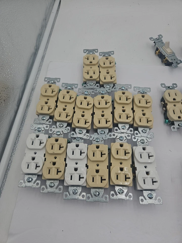 EATON BR20V 20A 120V IVORY White,brown 15a,125volt, RECEPTACLES Tamp Lot Of 45 - Image 3 of 4