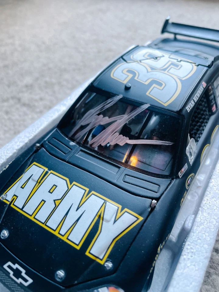 Ryan Newman #39 Action Racing Coleccionables Ejército de Estados Unidos 1:24 Modelo Autografiado Foto 3 de 4