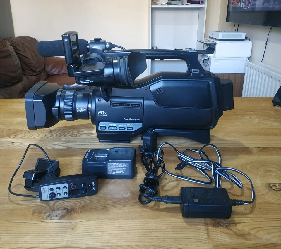 Sony HVR-HD1000P Shoulder Mount HDV Camcorder (MiniDV Tape) -Excellent Condition - Image 4 of 4
