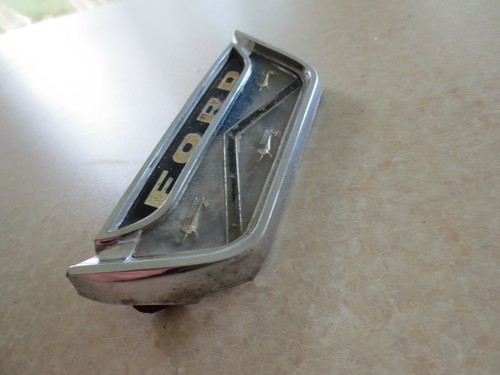 Original 1961 - 1962 Ford badge // emblem - - Picture 5 of 7