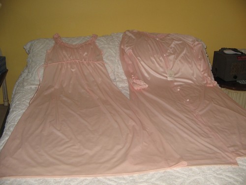 Vintage Vanity Fair Pink 2 Piece Nightgown & Robe  Sm Pink Nylon Sexy 1970's NWT - Picture 2 of 18