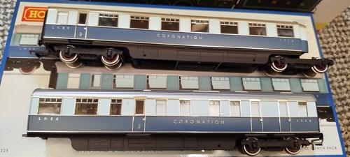Hornby R40225 LNER CORONATION OPEN 3 & KITCHEN,Brand New  - Bild 8 von 11