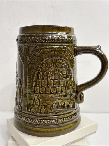 Taza de piedra de cerveza de gres marrón vintage - diseño de relieve de escena de taberna - Imagen 3 de 8