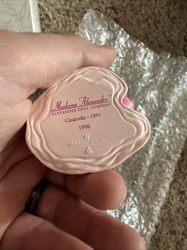 Hallmark Keepsake Ornament "Cinderella" Madame Alexander 1995 - Picture 3 of 7