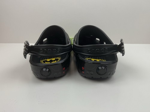 Crocs Classic Zoccolo Batman Batmobile Uomo Taglia 10 Nero/Nero 102219-001 - Foto 3 di 9