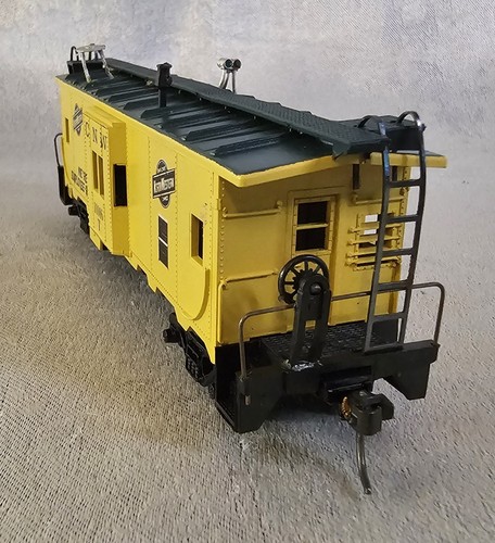 Athearn HO Scale Chicago & North Western Bay Window Caboose CNW 11016T Kadee - Picture 4 of 7