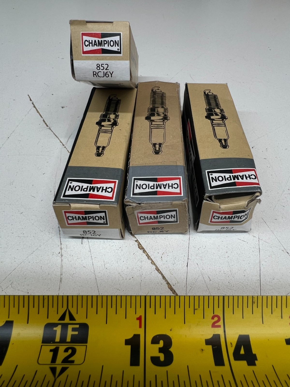 Pack of 4 Champion 852 Copper Plus Sparks Plugs Thread Size 14mm RCJ6Y Gasket
