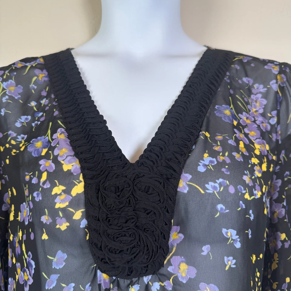 Top transparente floral negro Elle talla L cinta cuello en V corbata manga 3/4 boho romántico  Foto 2 de 4
