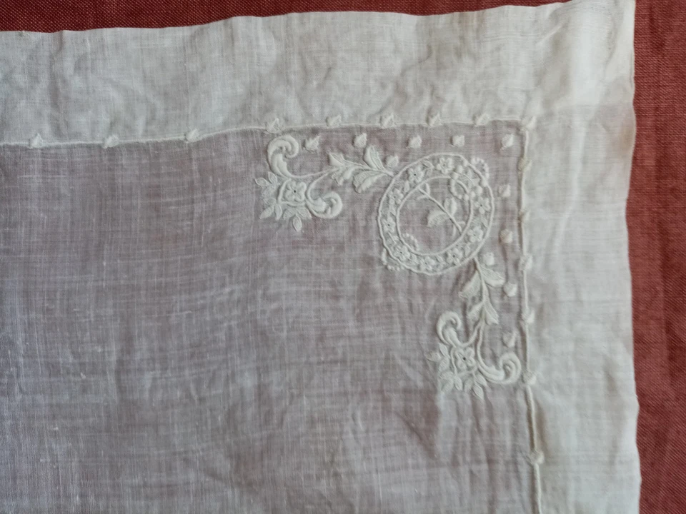 dentelle ancienne, grand mouchoir en fin linon brodé, monogrammé M F ou M J - Photo 4/4