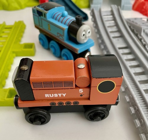 Sollevatore a ponte Thomas & Friends GWX09 + binario, accessori e 2 treni a spinta - Foto 10 di 11