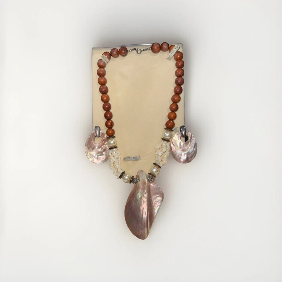 SHELL AND MOTHER OF PEARL WOOD PENDANT NECKLACE 18" LONG & EARRINGS SET VINTAGE - Image 3 of 4