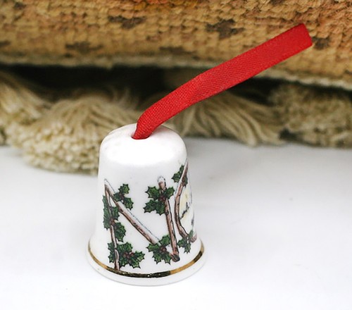 WHITE CHRISTMAS " NOEL " THIMBLE FINE BONE CHINA ENGLAND - Picture 3 of 6