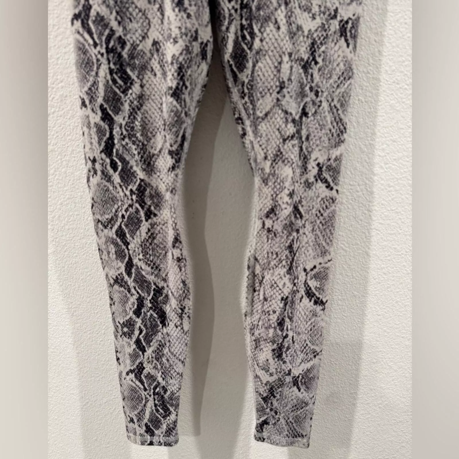 alo-yoga vapor high waist animal print snakeskin white leggings