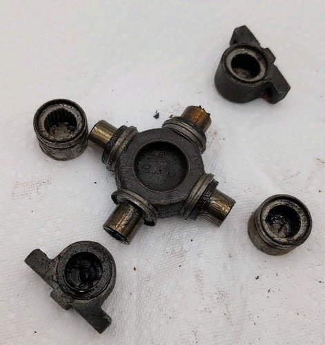 GM 50 51 52 53 54 55 56 CADILLAC OLDS UNIVERSAL JOINT REAR 565988 60 60S 62 OEM - Picture 6 of 6