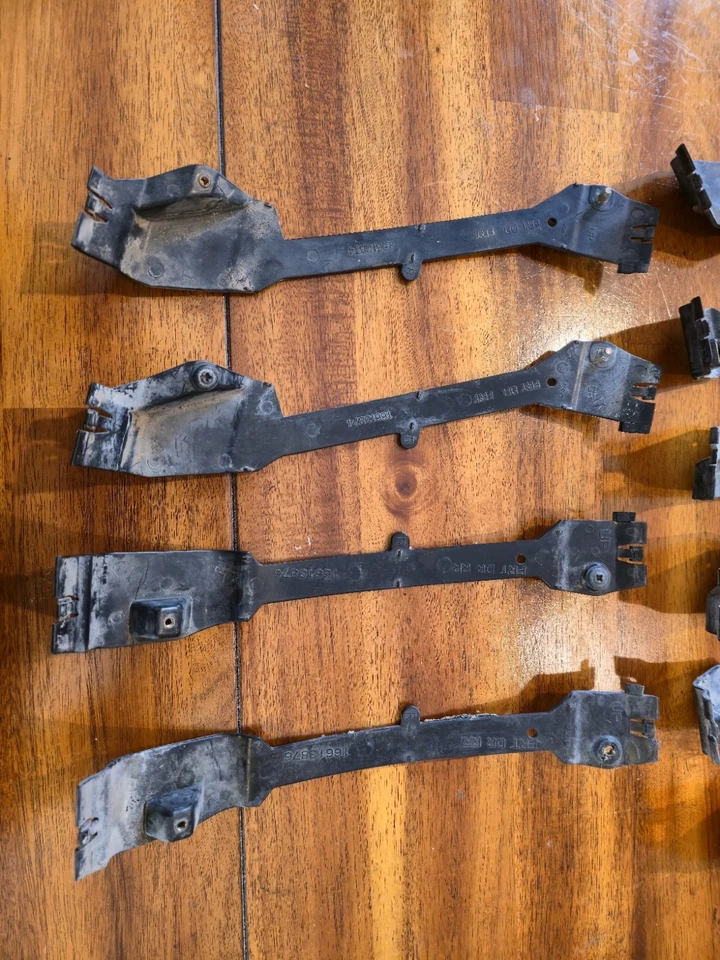 1993 1994 1995 1996 Cadillac Fleetwood LOTE DE CLIPES QUEBRADOS - Imagem 2 de 4