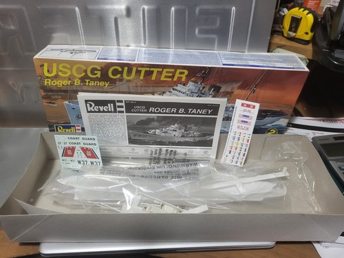 2010 Revell USCG CUTTER ROGER B. TANEY MODEL 1:320 SCALE COMPLETE IN OPEN BOX - Picture 2 of 17