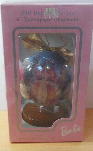 Adorno vintage 1997 Holiday Barbie Decoupage nuevo en caja incluye soporte de madera - Imagen 1 de 5
