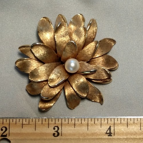 Signed Marcel Boucher Brooch Marked 8914P Gold Tone Features Pearl - Picture 9 of 10