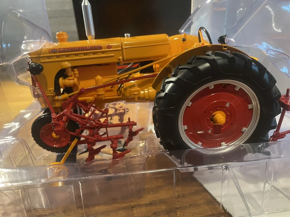 SpecCast 1/16 Minneapolis Moline"U"Gas Narrow Front Tractor w/2 row cultivator - Image 3 of 4