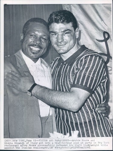 1961 Press Photo Boxers Archie Moore & Giulio Rinaldi - Afbeelding 1 van 2