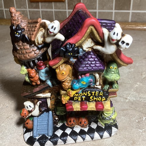 Spooky Hollow Lighted-  MONSTER PET SHOP - Halloween Village - W/ Light Cord-5” - Bild 2 von 7