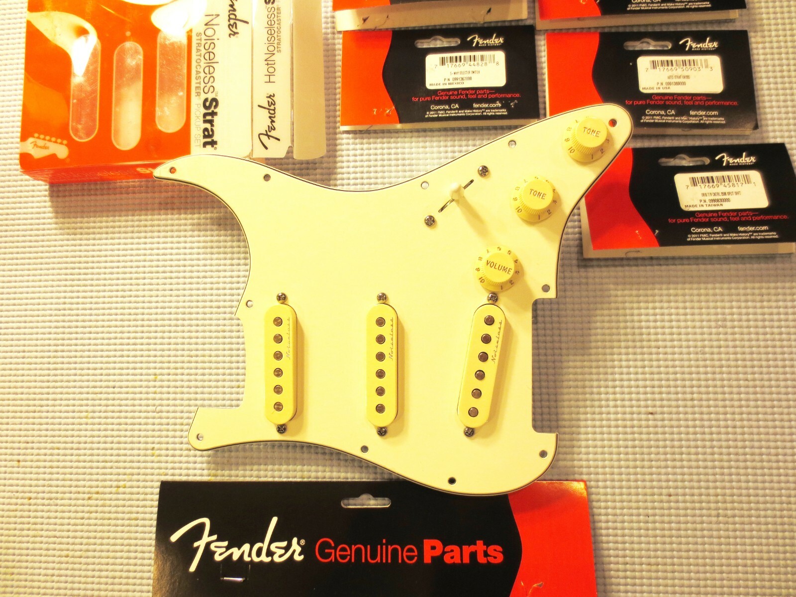 Fender Vintage Noiseless Clapton Loaded Strat Pickguard Cream on Parchment USA Fender Vintage Noiseless Clapton Loaded Strat Pickguard Cream on Parchment USA