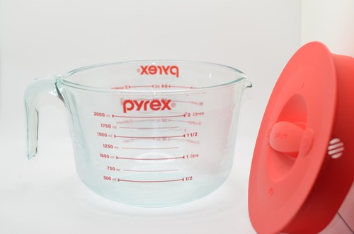 Pyrex 8 Tassen Klarglas Messbecher mit rotem Deckel 64 Unzen Griff eingestellt