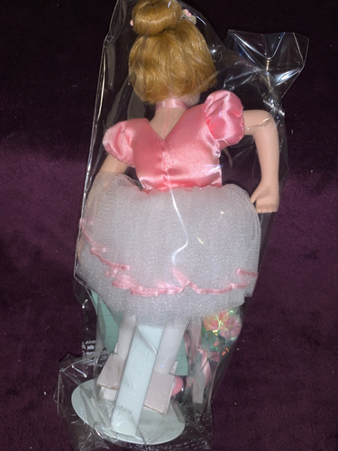 Avon CHILDHOOD DREAMS PORCELAIN DOLL COLLECTION "BALLET RECITAL" 1991, NIB - Picture 3 of 5