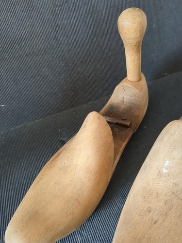 PAIR OF VINTAGE WOODEN COBBLER HINGED SHOE STRETCHERS - Picture 3 of 6