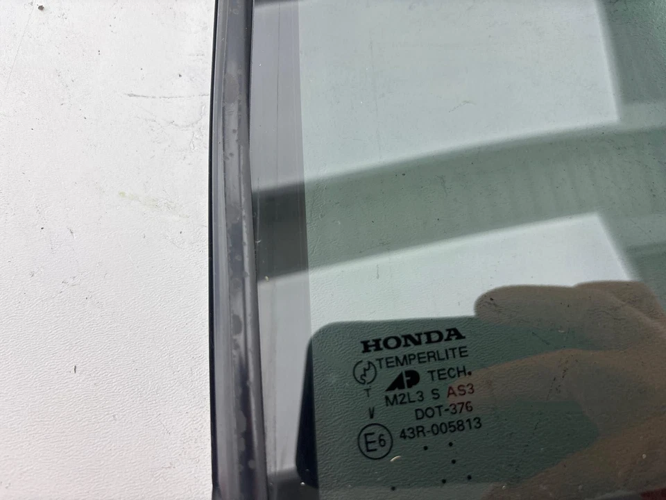 Оригинальное стекло вентиляционное для задней правой двери Honda Pilot 2003-2008 годов выпуска - Изображение 2 из 4