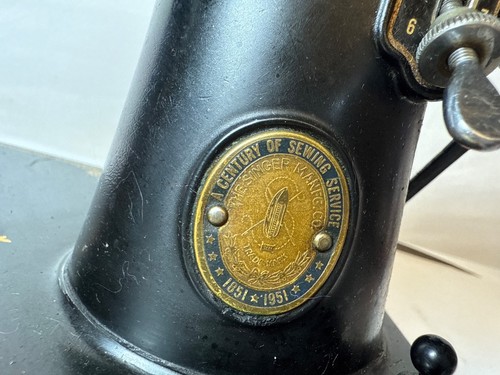 Vintage Singer #AK103167 Featherweight 221 Sewing Machine W Case & Accessorie - Picture 9 of 24