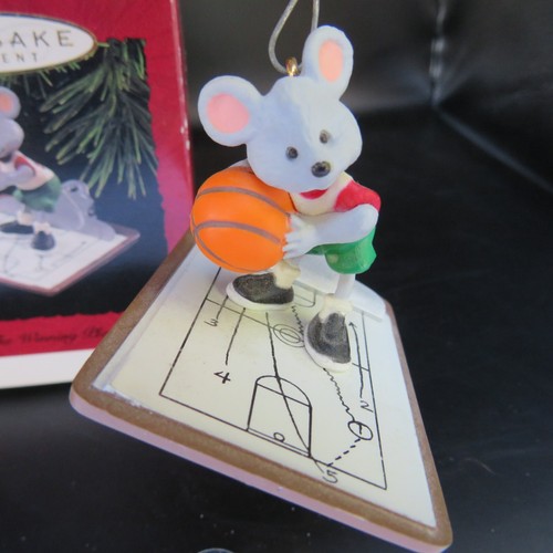 Hallmark Keepsake-The Winning Play-Mouse jugando baloncesto en un portapapeles-1995 - Imagen 3 de 9