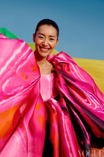 Brand New Vogue CHINA December 2022 Liu Wen 刘雯 Cover Fashion Magazine - Picture 2 of 12