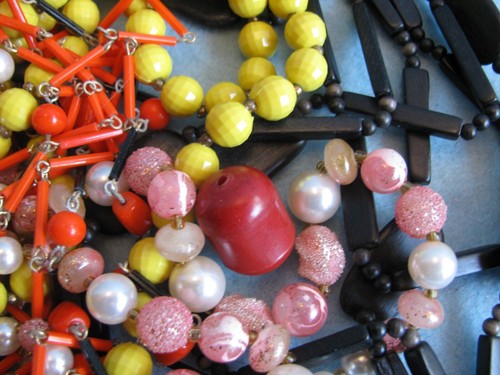 Lot of Vintage Plastic Jewelry... Beads, Earrings - Picture 4 of 15