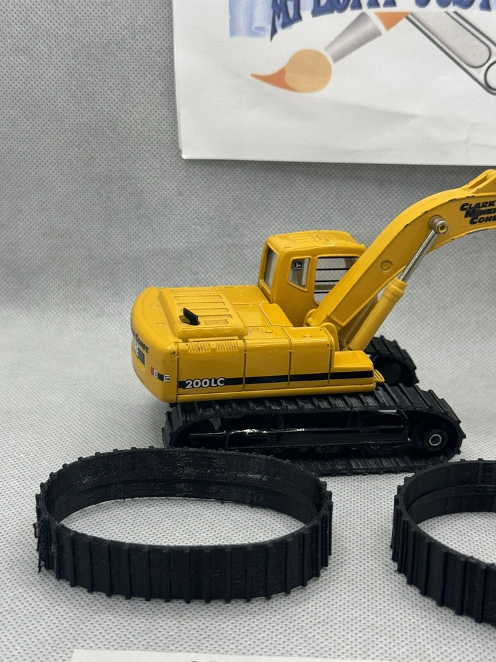 ERTL Diecast John Deere 200LC Excavator Equipment 1/50 (TRACKS ONLY) - Image 4 of 4
