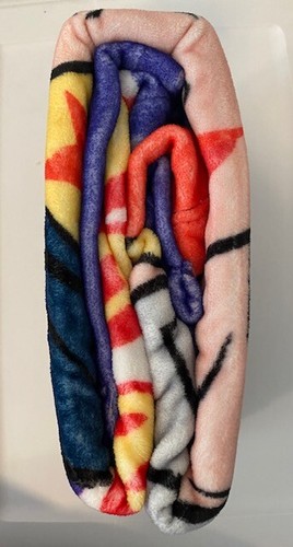 New Wonder Woman Silky Soft & Warm Throw Blanket 40in.x 50in. / 102 cm x 127 cm - Picture 4 of 5