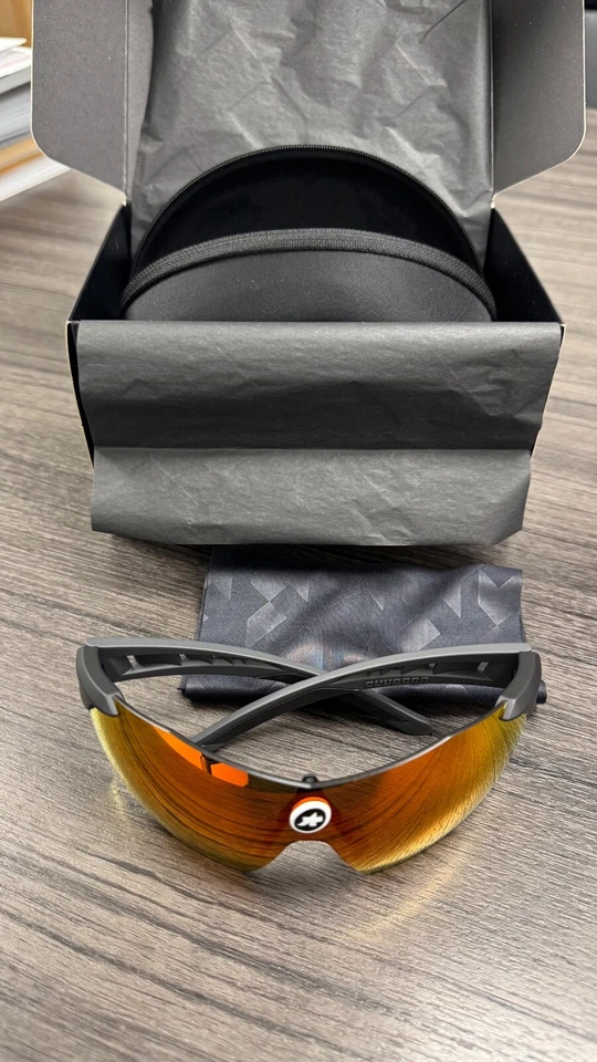 ¡Nuevo! Gafas de sol ASSOS Skharab Racing para ciclismo lentes rojas con estuche Foto 3 de 4