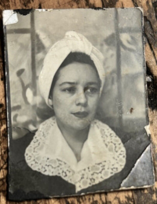 VINTAGE PHOTO BOOTH - Pretty Woman with Turban and Lace Collar