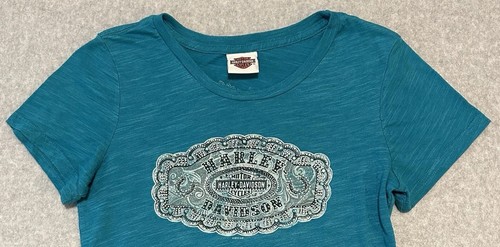 Camiseta para mujer Harley Davidson grande Gillette Wy azul azulado con logotipo tachonado - Imagen 2 de 11