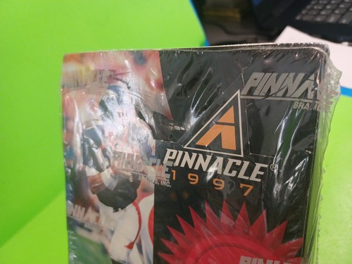 1997 PINNACLE FOOTBALL FABRIKVERSIEGELTE BOX MIT 18 PACKUNGEN/EPIX PRESSPLATTEN & MEHR - Bild 6 von 6