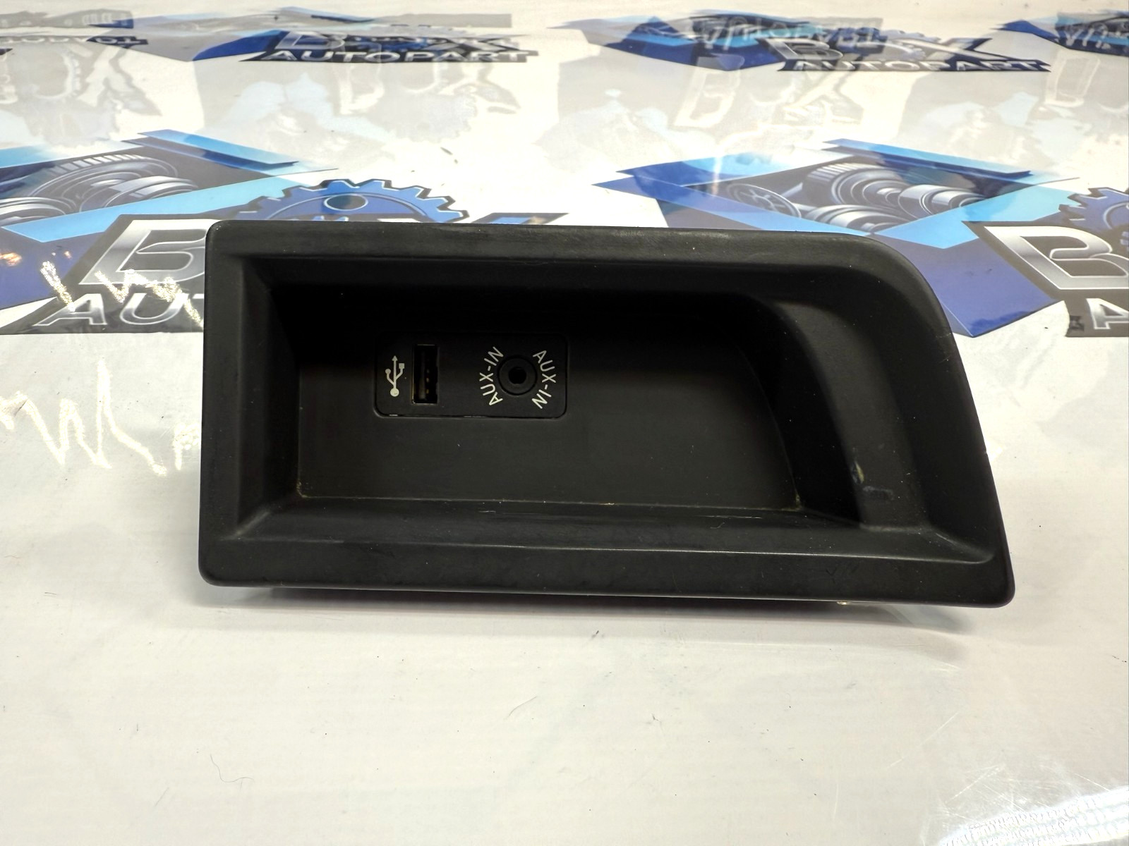 12-18 BMW SERIES 3 4 FRONT CENTER CONSOLE COMPARTMENT USB AUX PORT BASE OEM