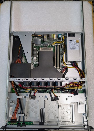 AsRock Rack 1U4LW-X570/2L2T / AMD AM4 Ryzen 7 5800X 8-rdzeniowy procesor / 64 Gb pamięci RAM - Zdjęcie 2 z 10