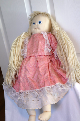 Vintage handgefertigtes Stoffpuppe mit Gelenken 27 Zoll großes blondes Garn Haar besticktes Gesicht - Bild 12 von 12