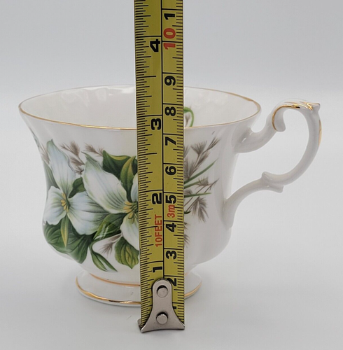 Vintage Royal Albert Trillium White Teacup, Saucer & 2 sweet meat dish set - Picture 4 of 15