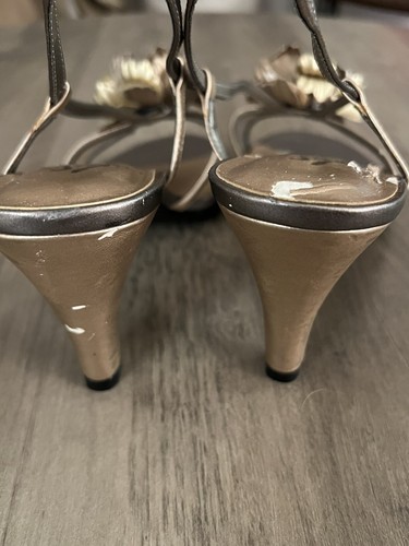 Women’s Life Stride Dressy Heels Shoes Silver Gold w/ Flower Sz 9 New w/ Flaws - Picture 6 of 6