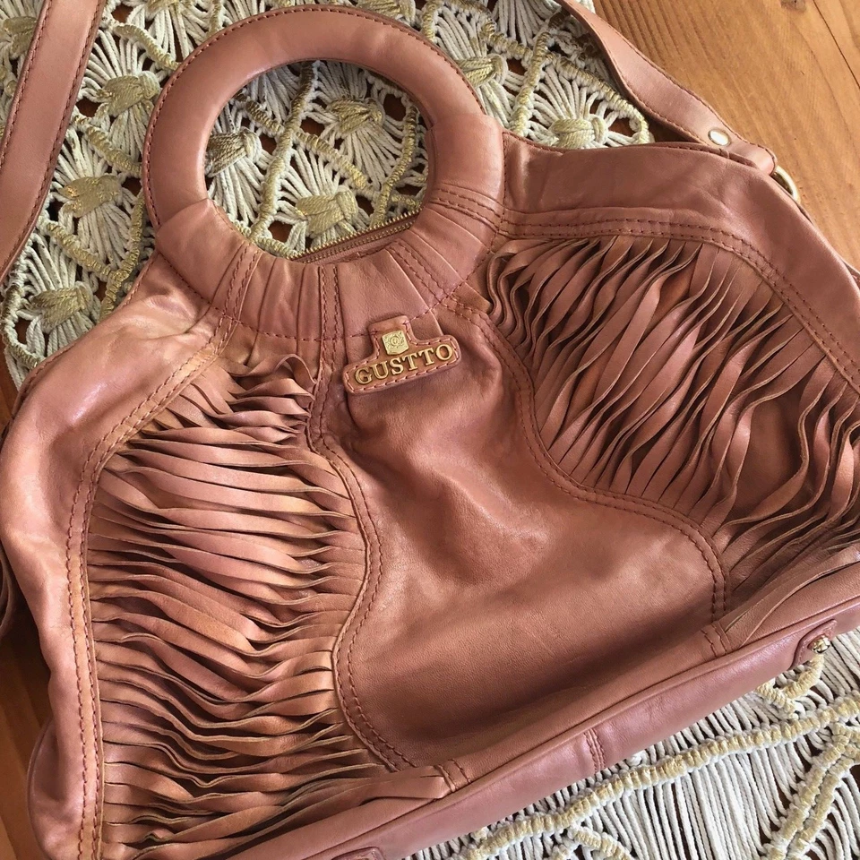 Bolso Bandolera GUSTTO Donna Torso Rosa Cuero con Flecos Boho-Fabuloso RARO USADO EN EXCELENTE ESTADO Foto 3 de 4