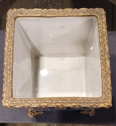 Chinoiserie Porzellan zierliches Übertopf mit Bronzeakzenten - 5" x 6,5" Höhe - Bild 4 von 8